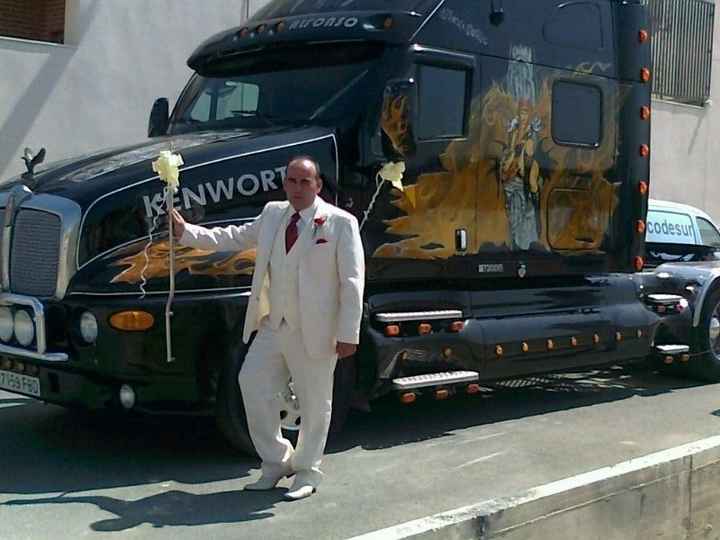 el novio con el camion que le mandaron    de mis padres  para ir a la iglesia 