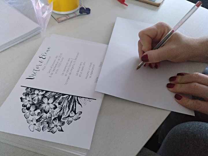 Dando invitaciones - 1