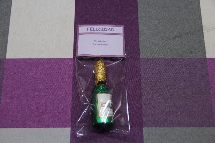 Felicidad: Una botellita de chocolate para brindar por los Novios!