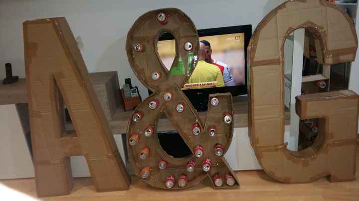 PASO 2 (comiéndome algunos,que no tengo foto). Forma letras con cartones y latas en su interior. 