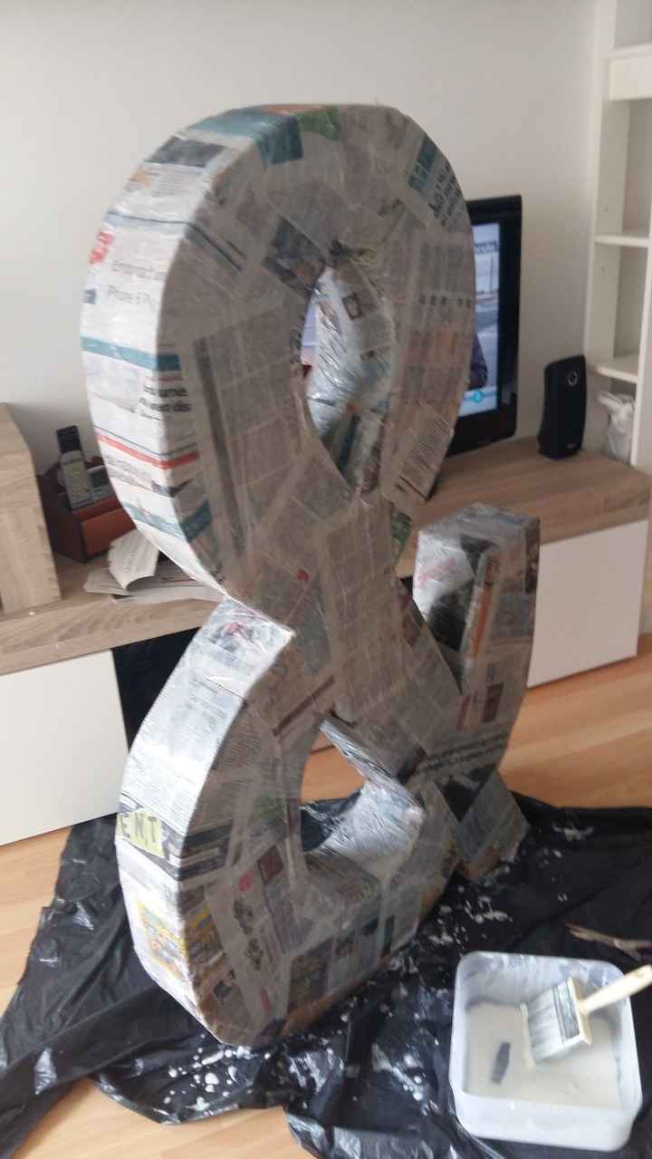 PASO 3. Papel de periódico y cola diluida en agua