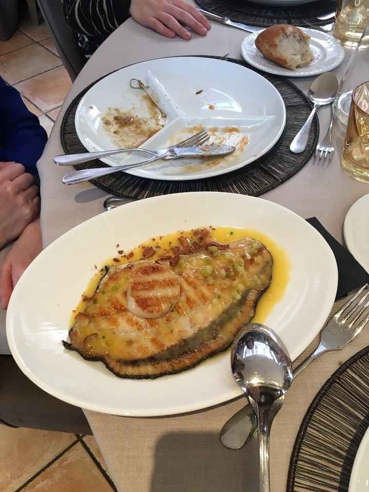 Rodaballo con mandarina y almendras