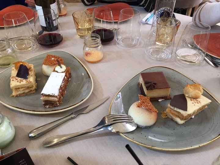 Plato izquierda: tarta Saint-Honoret (izquierda), mousse infusionado de canela (centro), milhojas (d