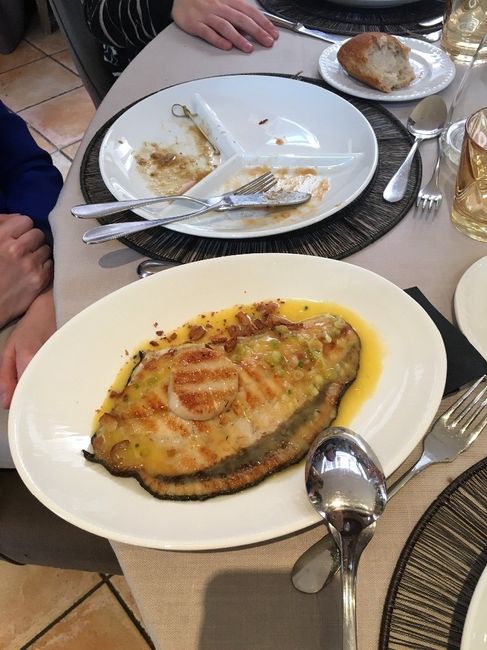 Rodaballo con mandarina y almendras