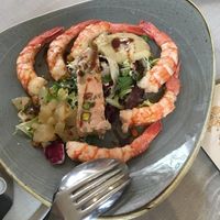 Ensalada de gambón con pistacho y pera
