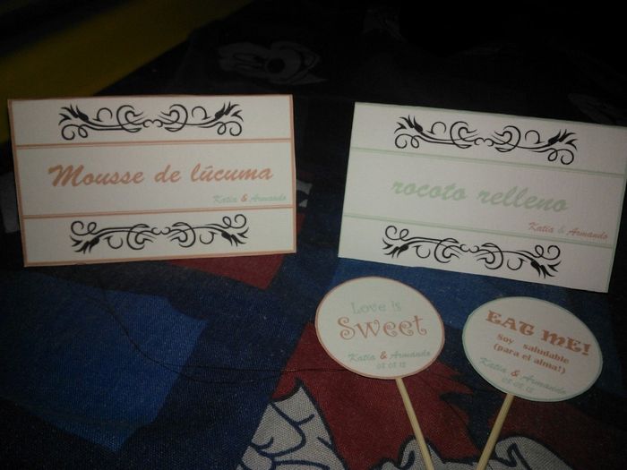 Cupcake toppers y nombres de las comidas en el buffet