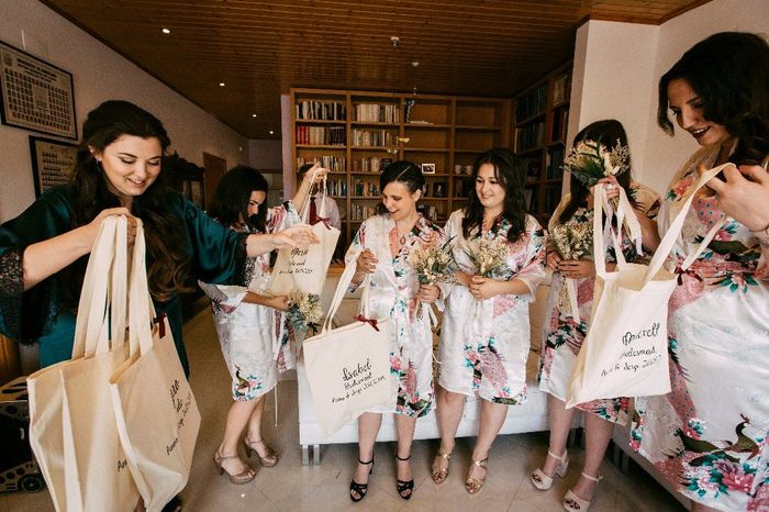 Dando el ramo (de Hip&Love) y detallito a mis damas (bolsa, colgador y sopar personalizada de (Handm