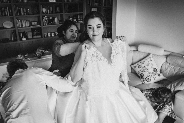 Mi papa, mama y abuela ayudandome con el vestido
