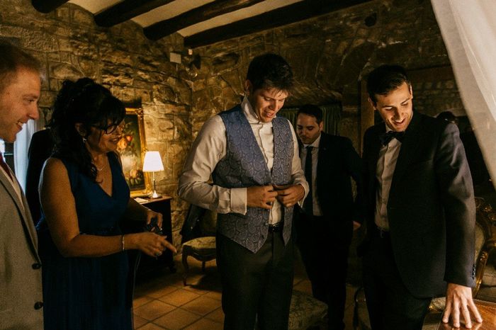 Mi marido arreglandose con su madre y sus best men