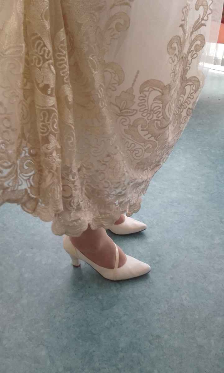 Los zapatos junto al vestido
