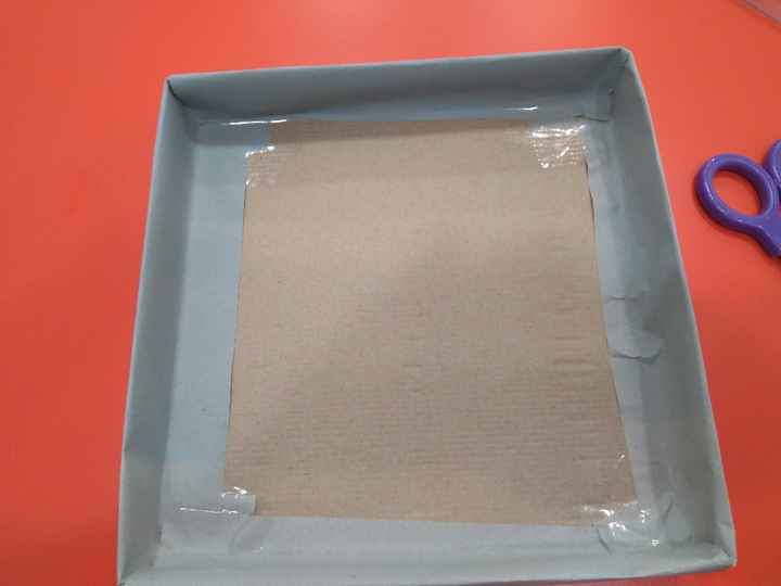 Tapa forrada a falta de la base interior