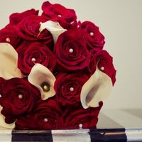 Ramo rosas rojas y calas blancas