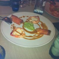 Rulos de salmón con cangrejo real, aguacate y langostinos