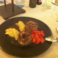 Rulo de lechazo con compota de fruta