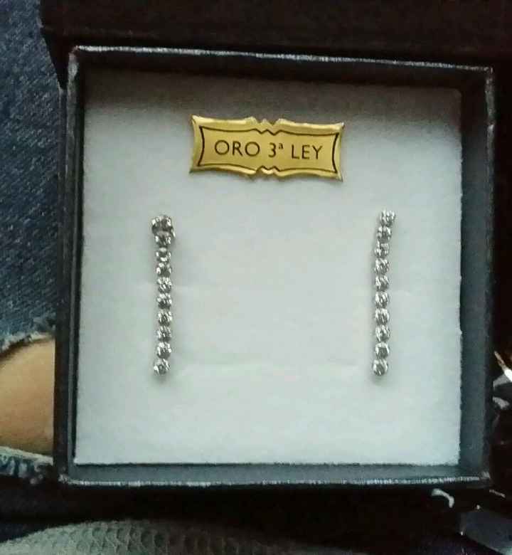 Este es mi vestido de novia pero nose que ponerme de pendientes y si llevar pulsera?? - 1