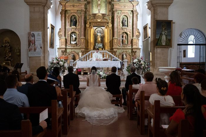 Sentarse en la iglesia con el vestido 6