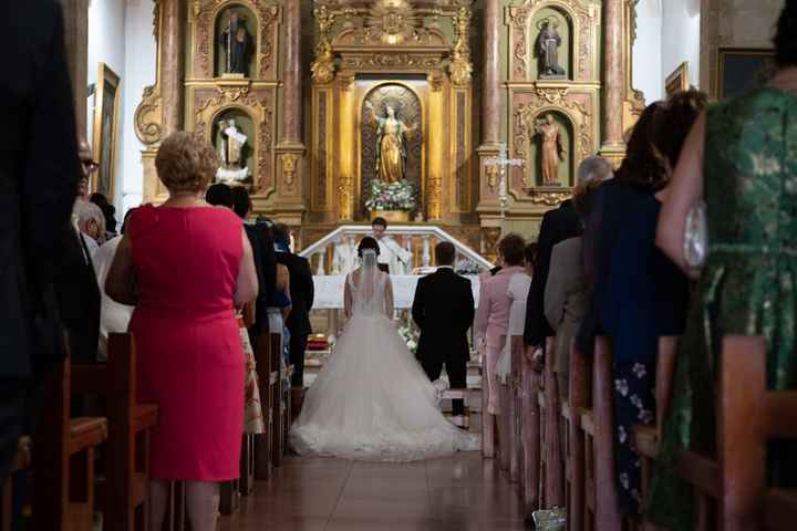 Sentarse en la iglesia con el vestido - 2