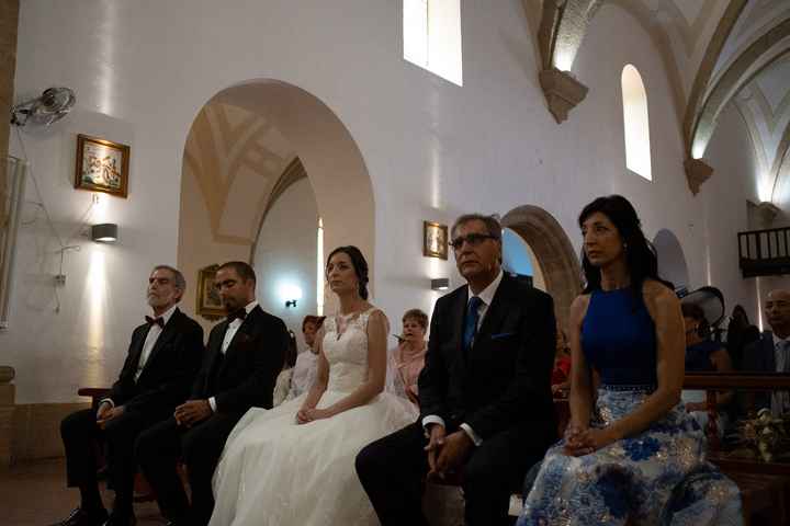 Sentarse en la iglesia con el vestido - 3