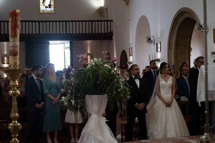 Sentarse en la iglesia con el vestido - 4