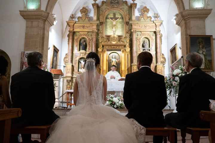 Sentarse en la iglesia con el vestido - 5