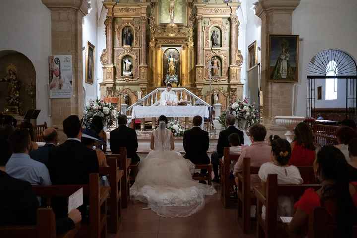 Sentarse en la iglesia con el vestido - 6