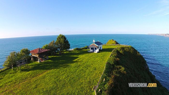 Este es el prado de la ermita de la Regalina, en Cadavedo, Asturias, aquí se celebran bodas tanto en
