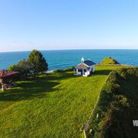 Este es el prado de la ermita de la Regalina, en Cadavedo, Asturias, aquí se celebran bodas tanto en