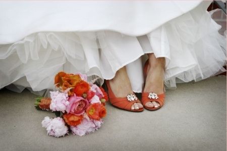 zapatos novia color caldera con ramo mismo color