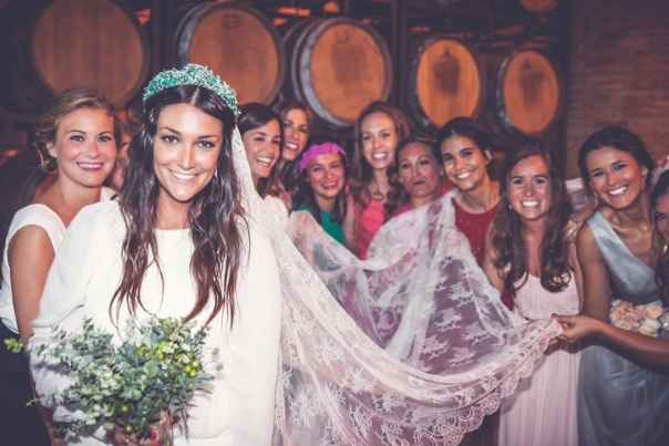 Amigas con velo de novia