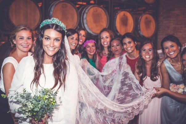 Amigas con velo de novia
