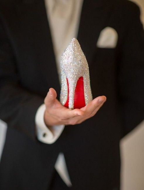 novio con zapato novia