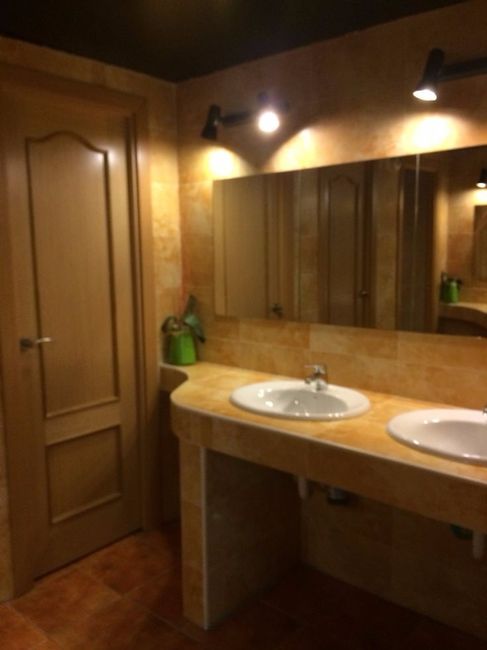 Baño del banquete (mujeres) 4 lavabos