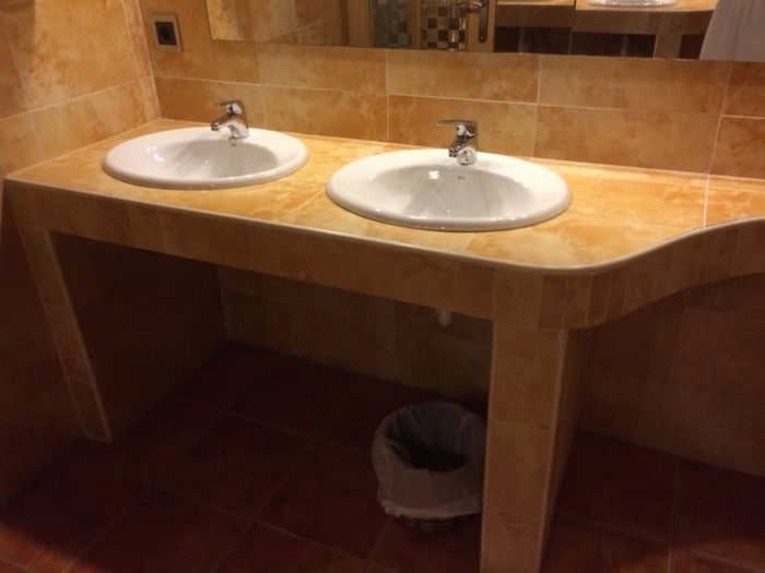 Baño del banquete (mujeres) 4 lavabos