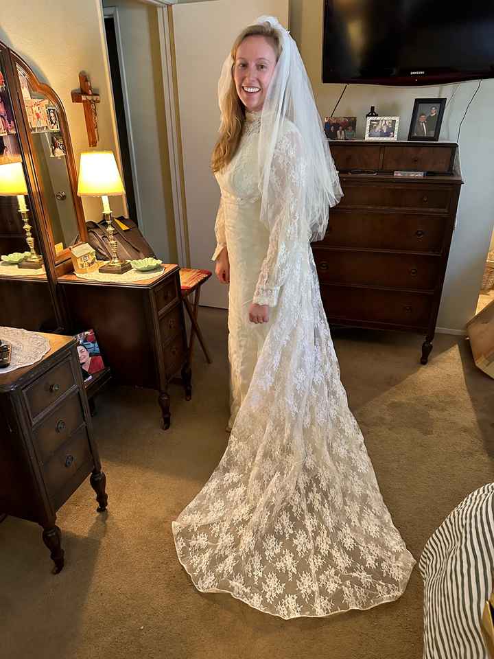 Modista que trabajaría con un vestido vintage - 2