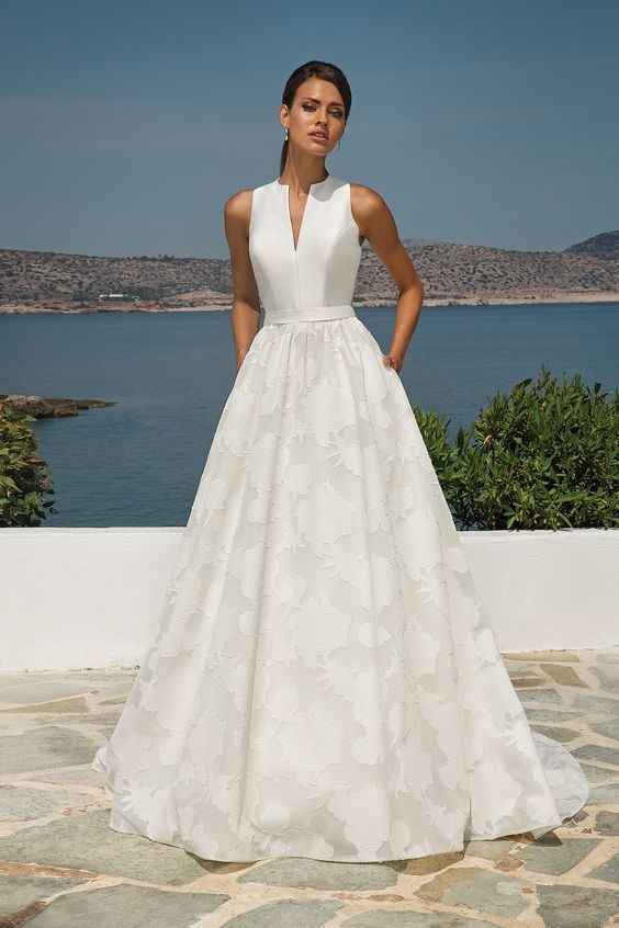 Vestido de novia con escote alto