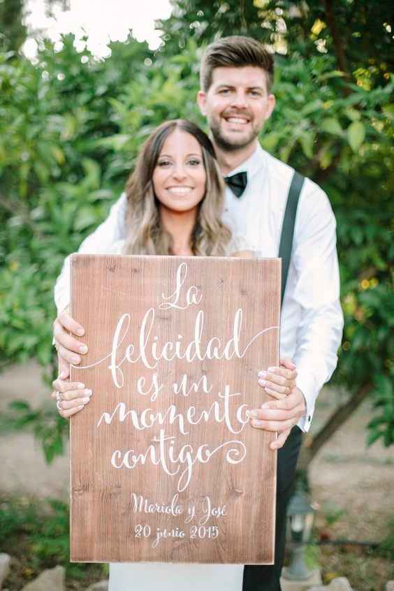 foto con cartel de boda