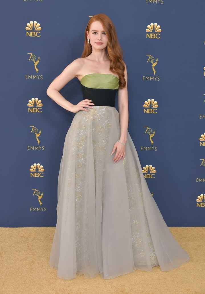 Madelaine Petsch, de Prada.