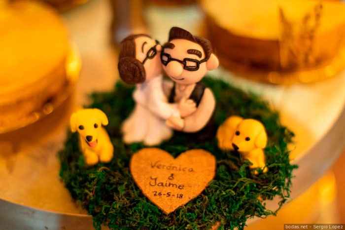 Cake topper