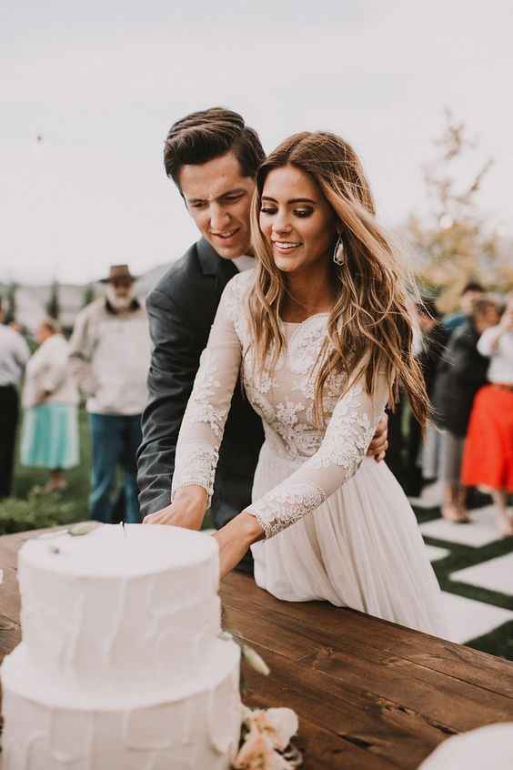 novios cortando tarta