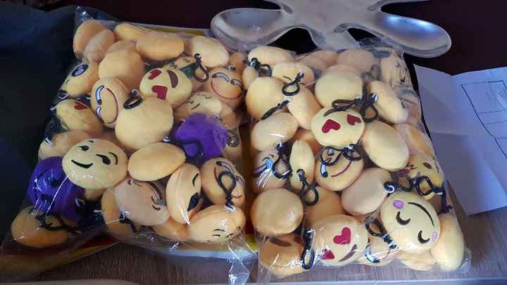 Llegaron los regalos para invitados Emojis - 1
