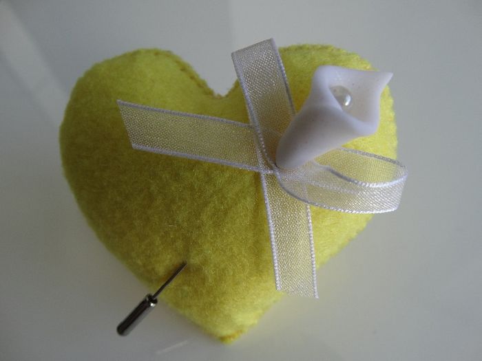 Corazon con agujita amarillo, tambien los hice rojos, amarillos, azules y lilas.
