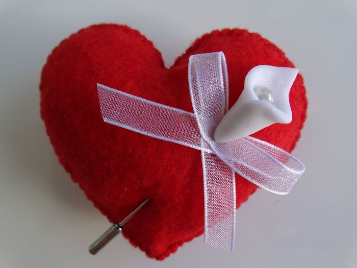 Corazon con agujita rojo, tambien los hice amarillos, azules y lilas.