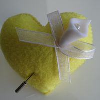 Corazon con agujita amarillo, tambien los hice rojos, amarillos, azules y lilas.