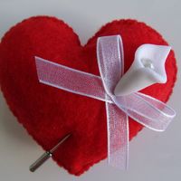 Corazon con agujita rojo, tambien los hice amarillos, azules y lilas.