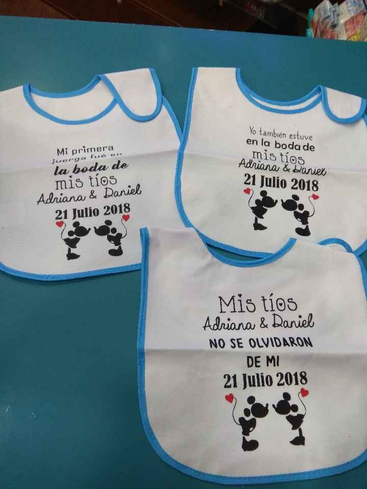 Baberos y calcetines personalizados - 1