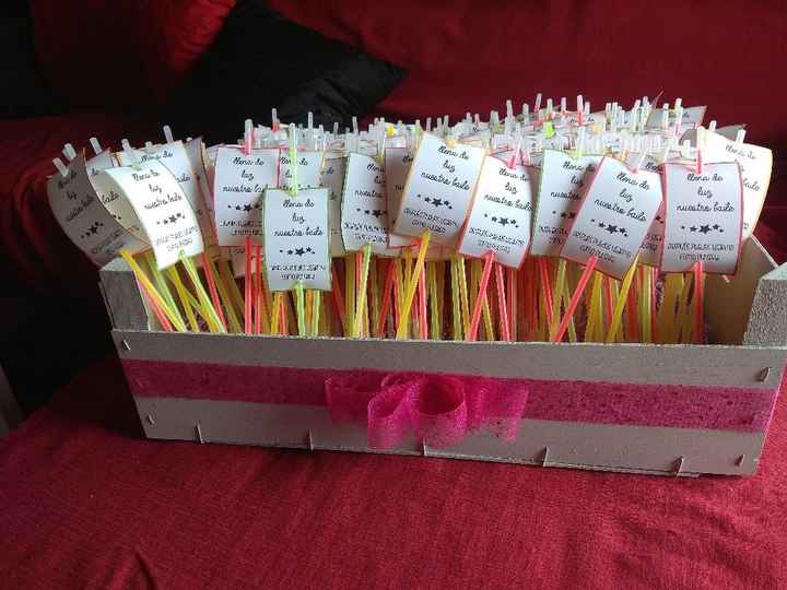 Caja y pulseras luminosas - 2