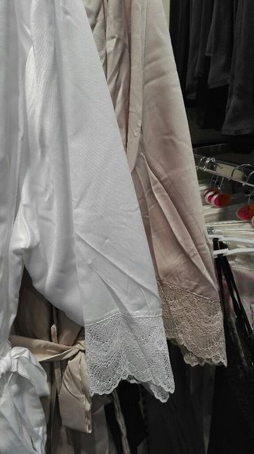 Bata blanca para las fotos antes de la boda - 1
