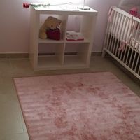 alfombra y estanteria de mi niña