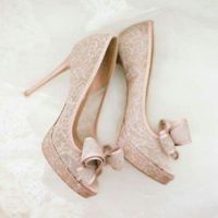 Chicas que opinan de estos zapatos con el ramo y los detalles de la ceremonia