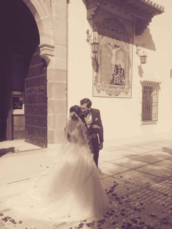 Beso en la puerta de la iglesia 